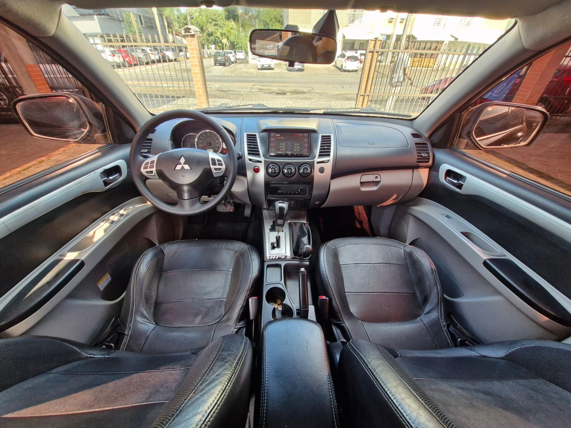 Foto numero 2 do veiculo Mitsubishi Pajero DAKAR HPE 3.2 4x4 T.I Dies 5p Aut  - Preta - 2012/2013