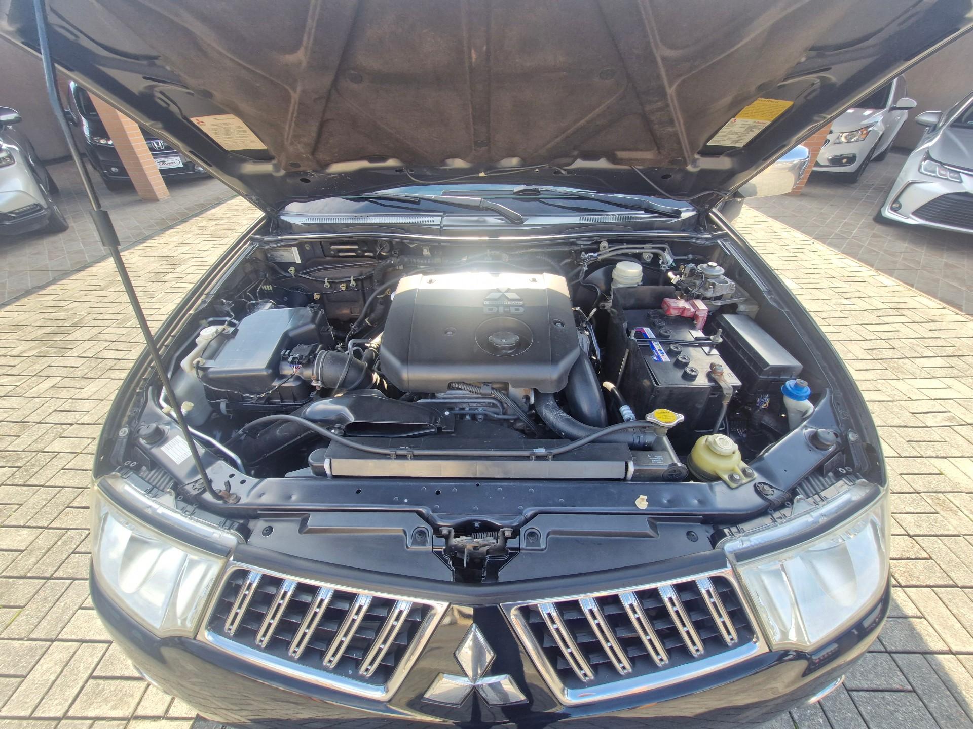 Foto numero 17 do veiculo Mitsubishi Pajero DAKAR HPE 3.2 4x4 T.I Dies 5p Aut  - Preta - 2012/2013