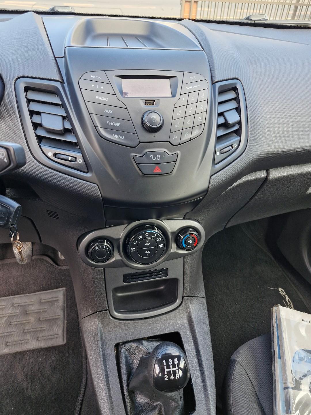 Foto numero 4 do veiculo Ford Fiesta 1.5 16V Flex Mec. 5p  - Vermelha - 2015/2016