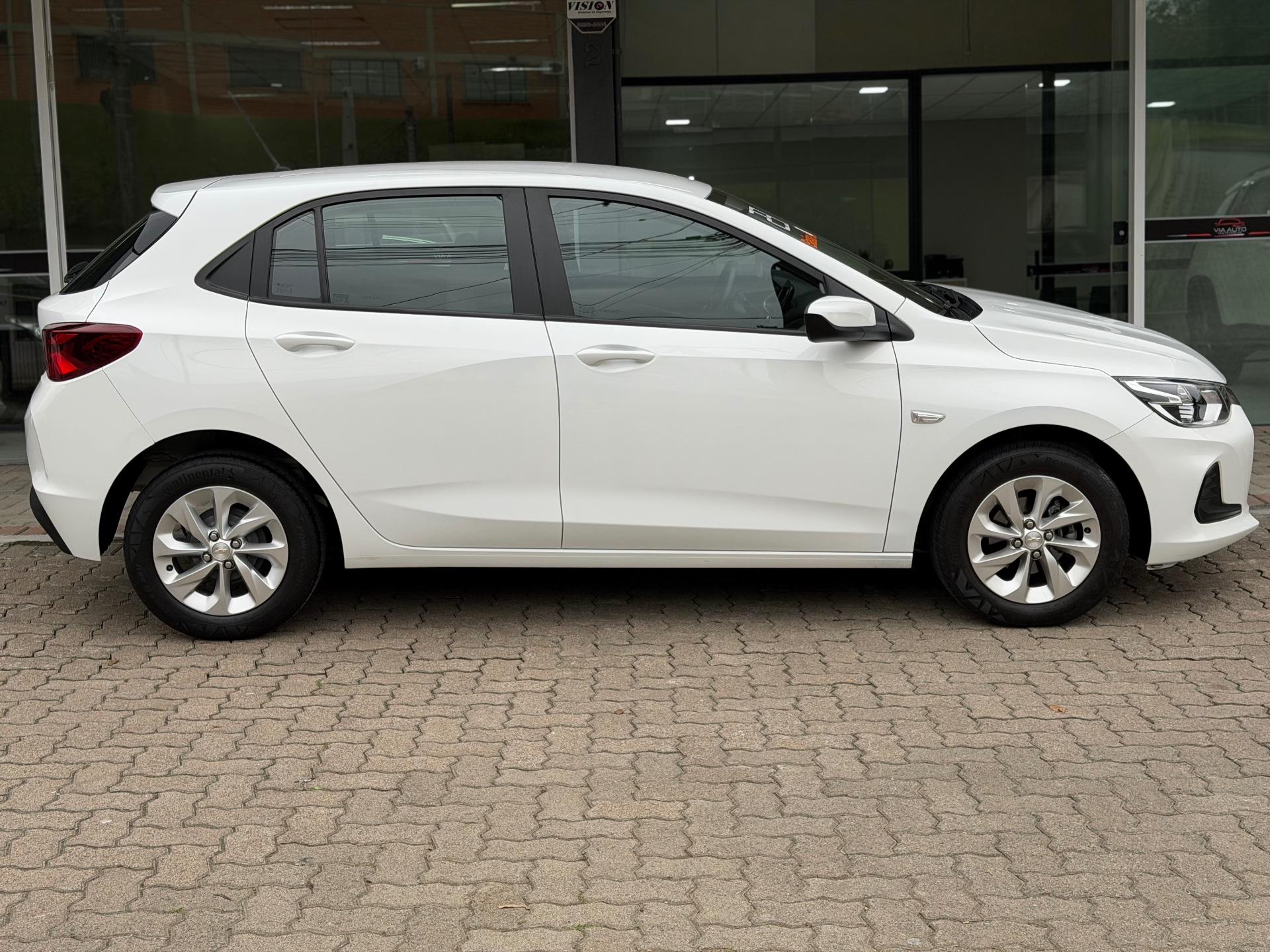 Foto numero 13 do veiculo Chevrolet Onix HEV/ 10MT LT2 - Branca - 2022/2023