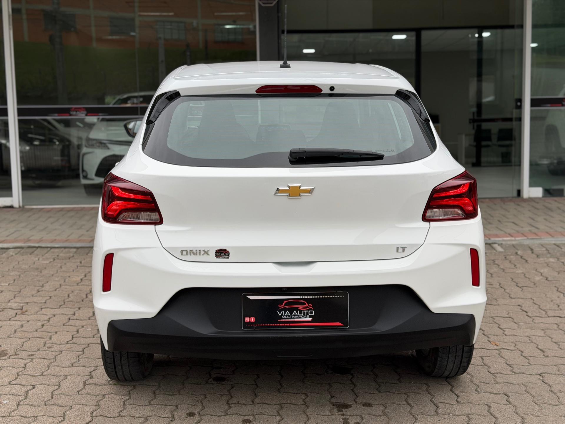 Foto numero 6 do veiculo Chevrolet Onix HEV/ 10MT LT2 - Branca - 2022/2023