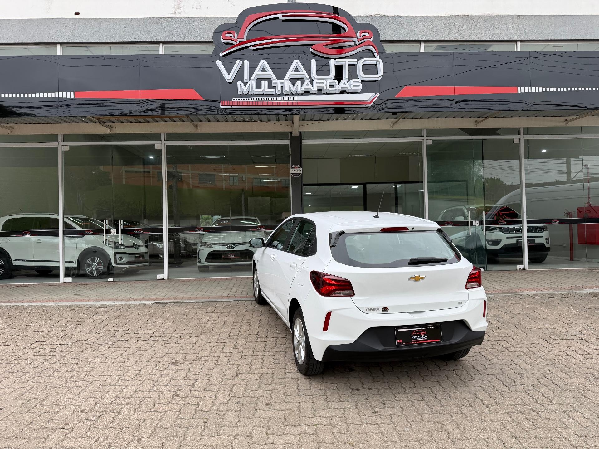 Foto numero 17 do veiculo Chevrolet Onix HEV/ 10MT LT2 - Branca - 2022/2023