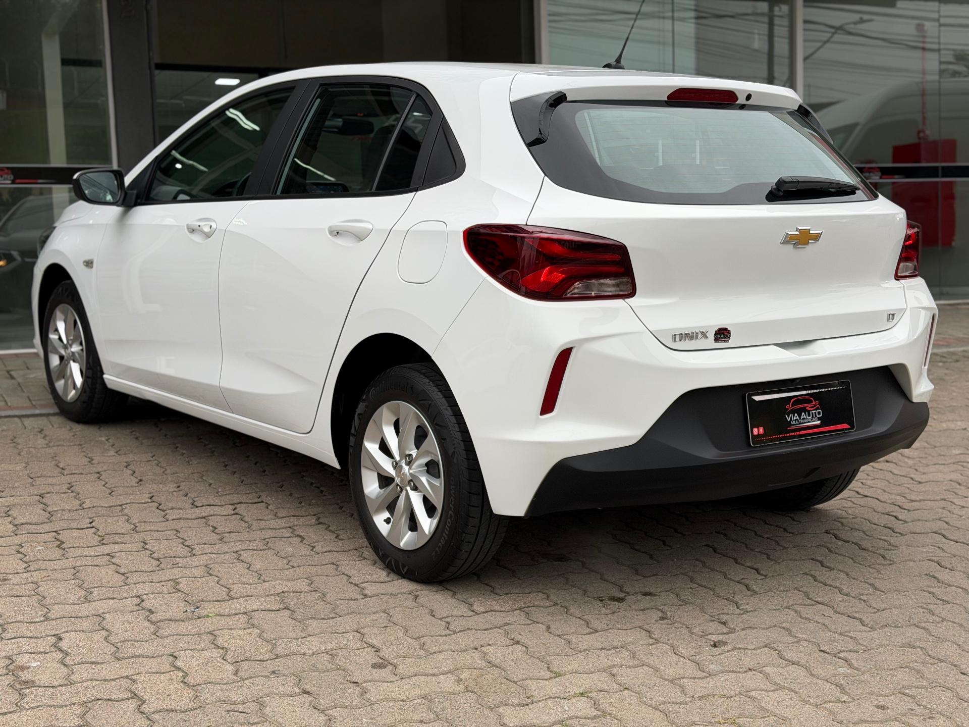 Foto numero 9 do veiculo Chevrolet Onix HEV/ 10MT LT2 - Branca - 2022/2023