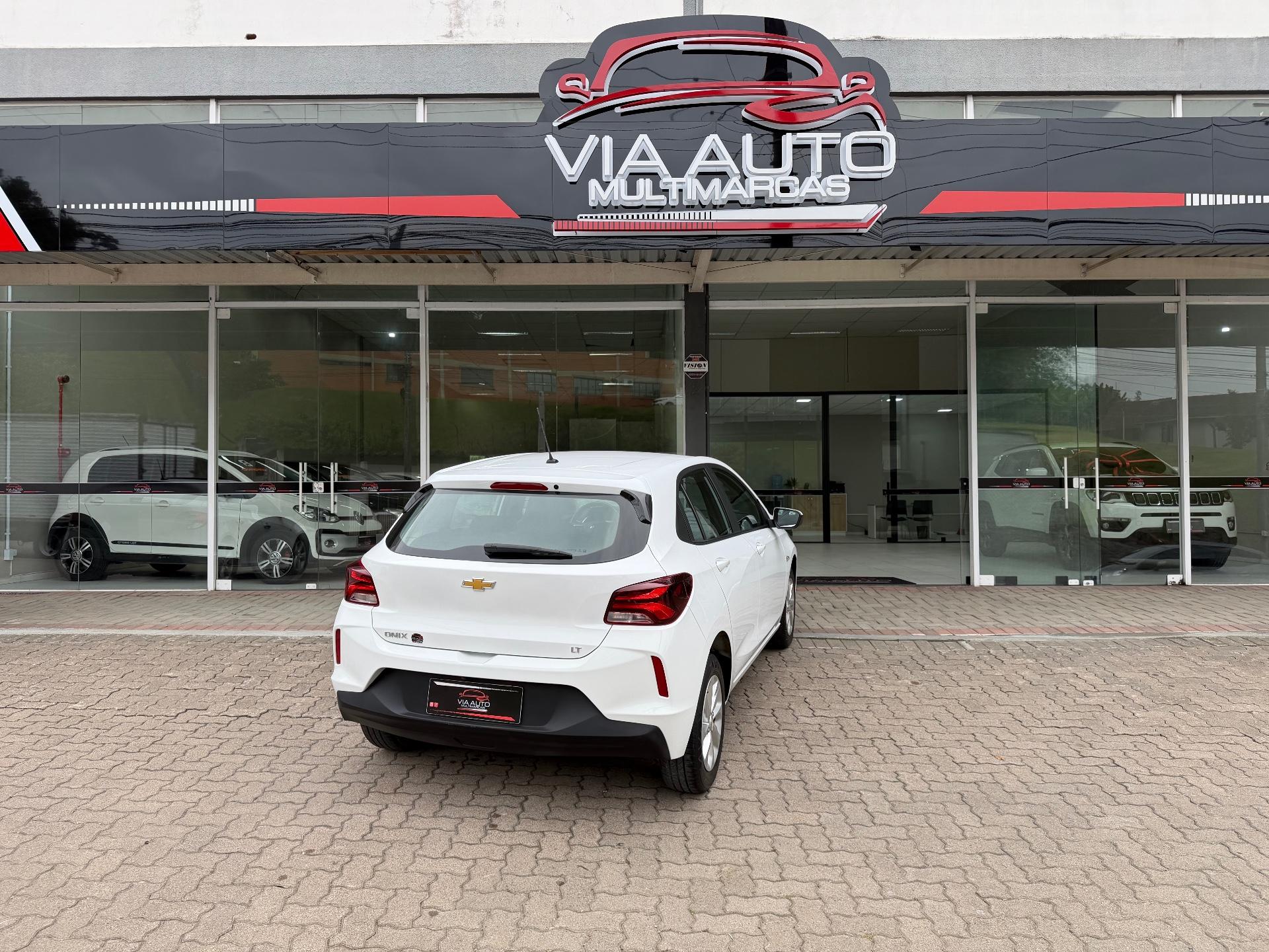 Foto numero 18 do veiculo Chevrolet Onix HEV/ 10MT LT2 - Branca - 2022/2023