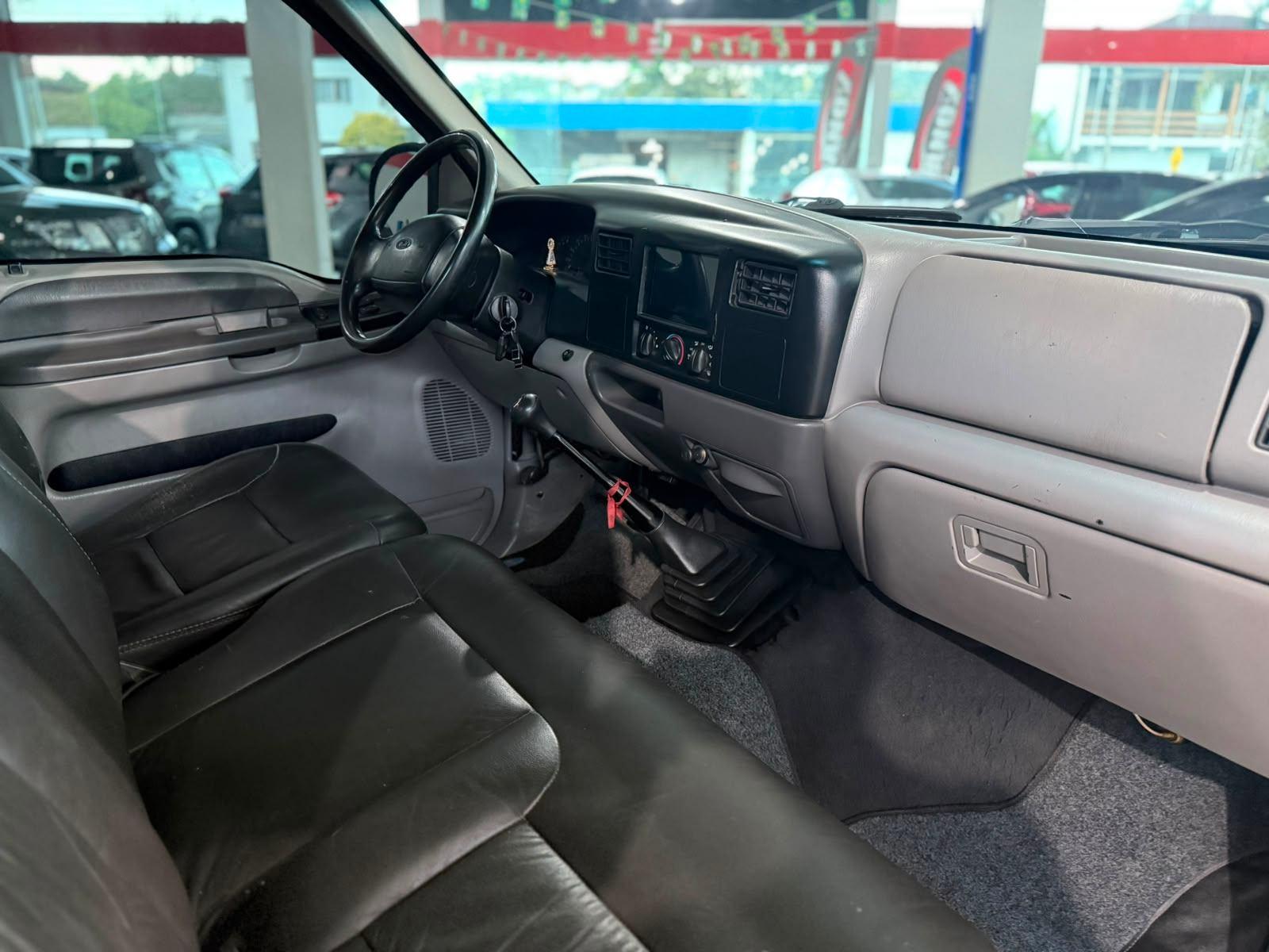 Ford F-250 XLT 4.2 TB Diesel  - Preta - 2000/2001