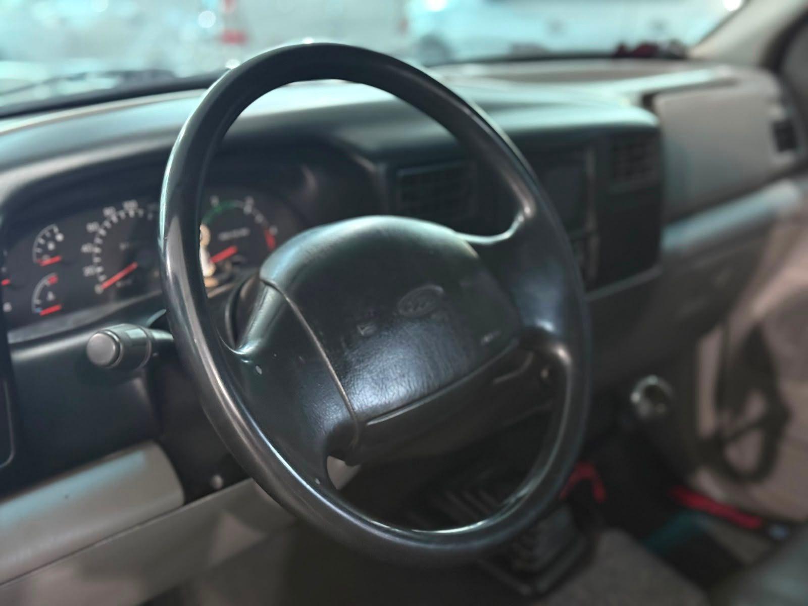 Ford F-250 XLT 4.2 TB Diesel  - Preta - 2000/2001