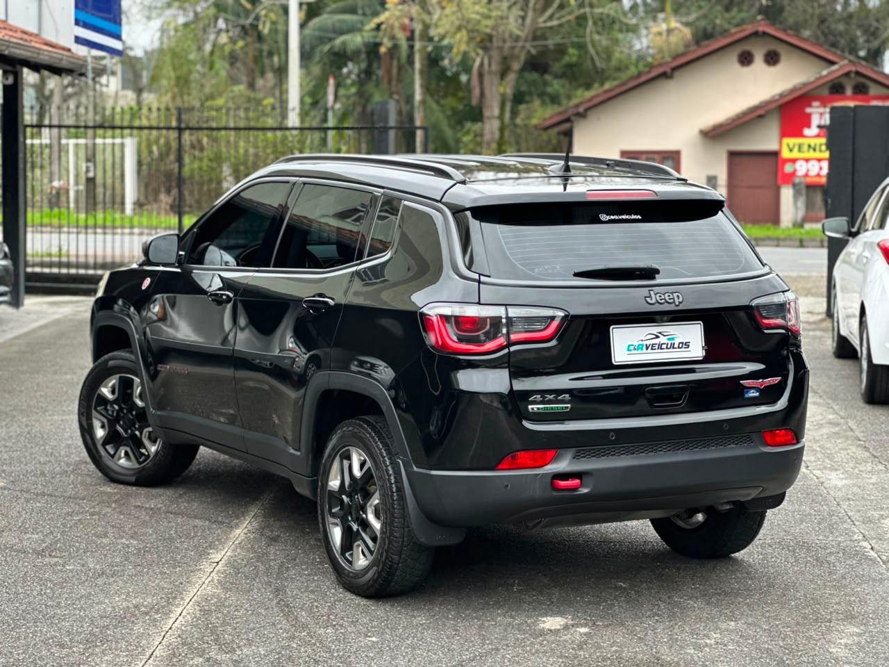 Foto numero 3 do veiculo Jeep Compass TRAILHAWK 2.0 4x4 Dies. 16V Aut.  - Preta - 2016/2017