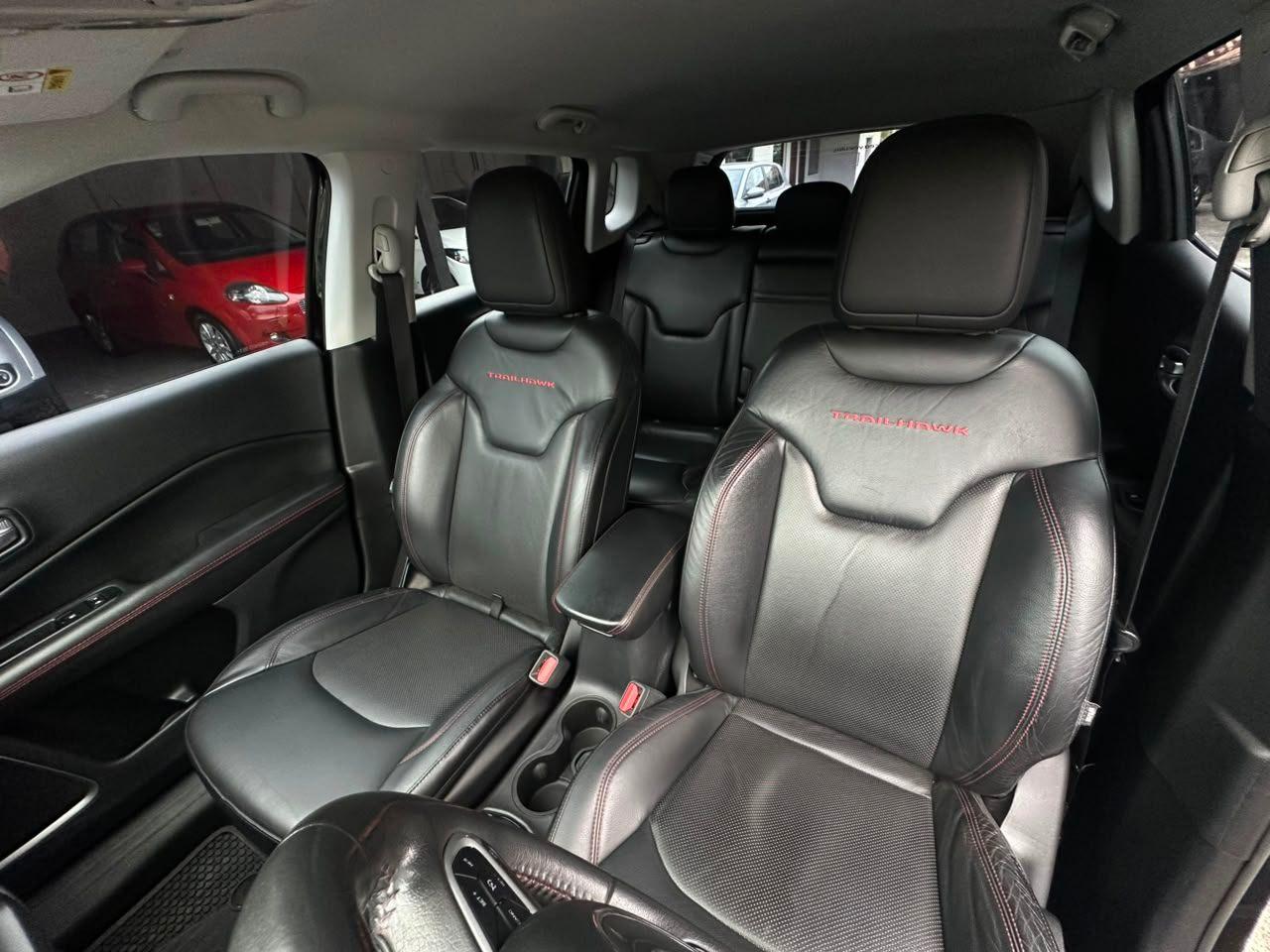 Foto numero 19 do veiculo Jeep Compass TRAILHAWK 2.0 4x4 Dies. 16V Aut.  - Preta - 2016/2017