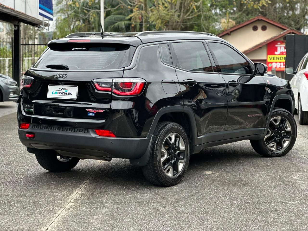 Foto numero 13 do veiculo Jeep Compass TRAILHAWK 2.0 4x4 Dies. 16V Aut.  - Preta - 2016/2017
