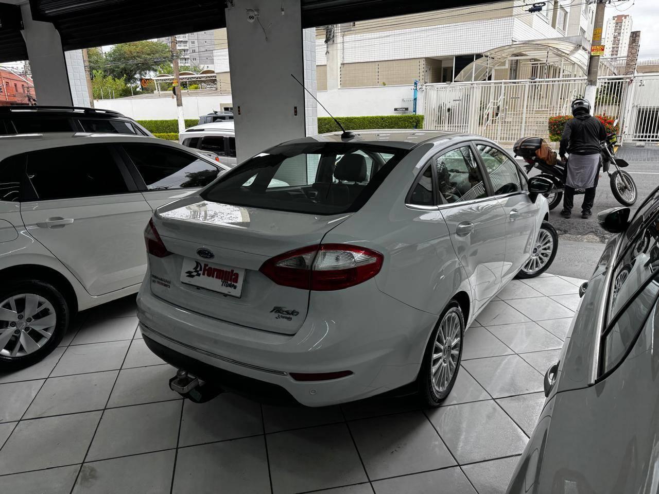 Foto numero 1 do veiculo Ford Fiesta Sed. TI./TI.Plus1.6 16V Flex Aut.  - Branca - 2014/2014