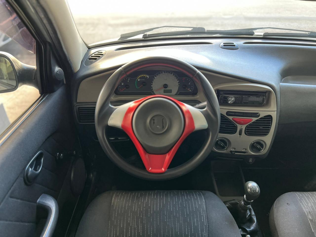 Foto numero 4 do veiculo Fiat Palio 1.0 ECONOMY Fire Flex 8V 4p  - Prata - 2012/2013