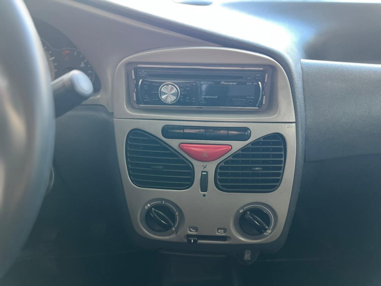 Foto numero 9 do veiculo Fiat Palio 1.0 ECONOMY Fire Flex 8V 4p  - Prata - 2012/2013
