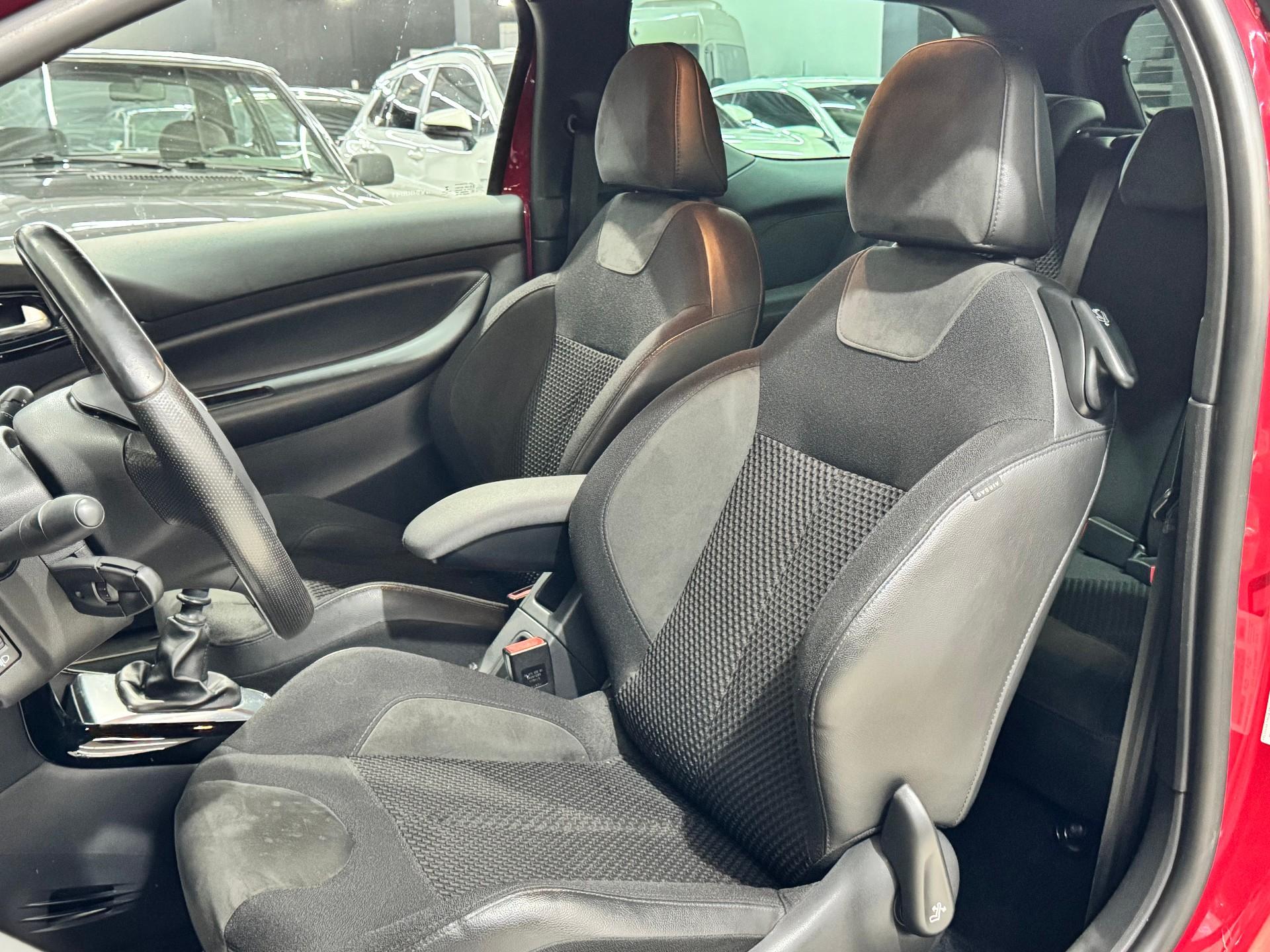 Foto numero 10 do veiculo Citroën DS3 Sport Chic 1.6 TB 16V 3p Mec.  - Vermelha - 2015/2016