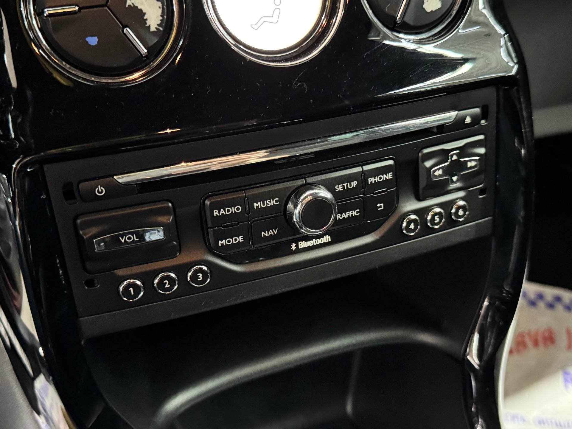 Foto numero 18 do veiculo Citroën DS3 Sport Chic 1.6 TB 16V 3p Mec.  - Vermelha - 2015/2016