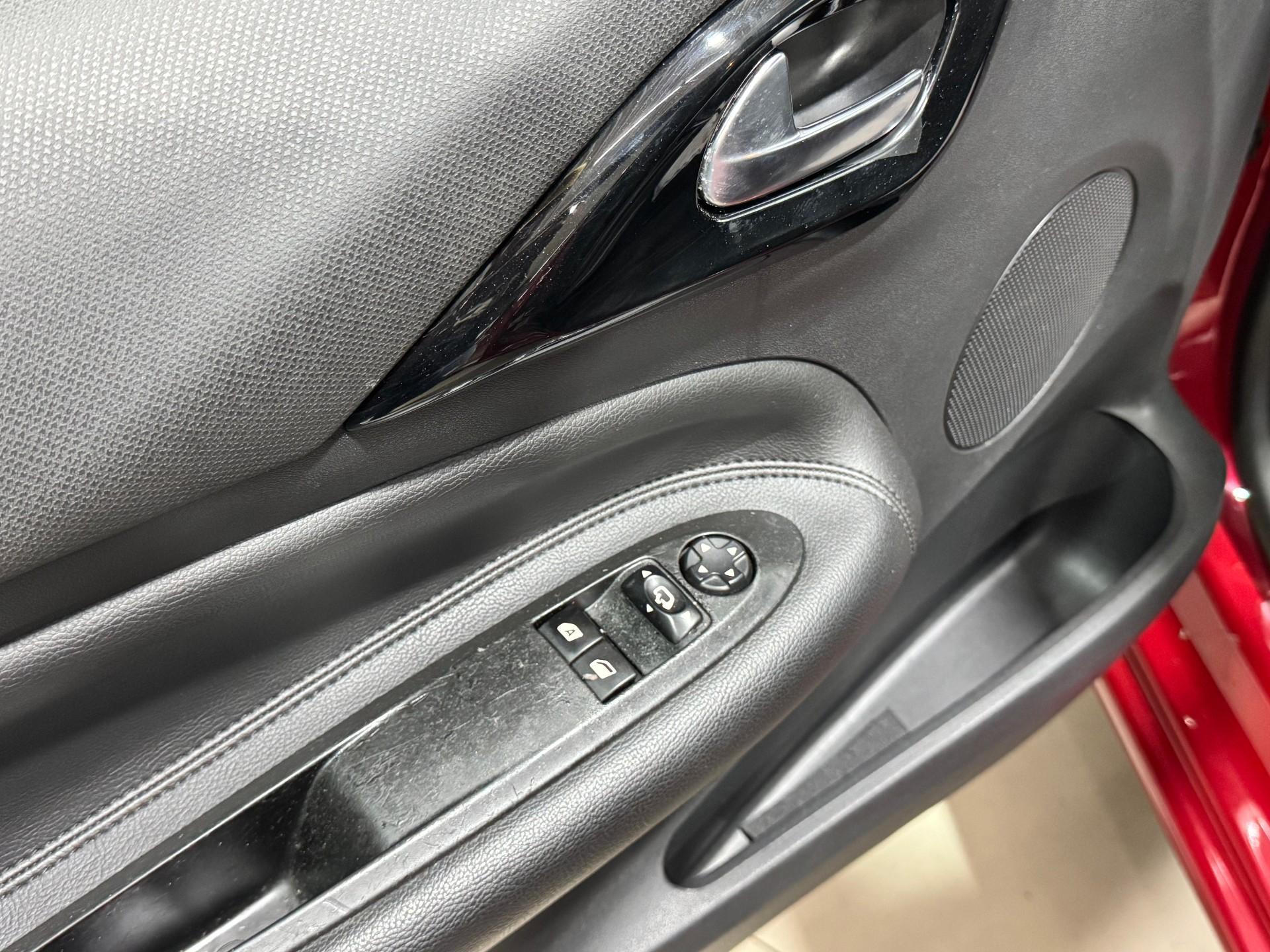 Foto numero 6 do veiculo Citroën DS3 Sport Chic 1.6 TB 16V 3p Mec.  - Vermelha - 2015/2016