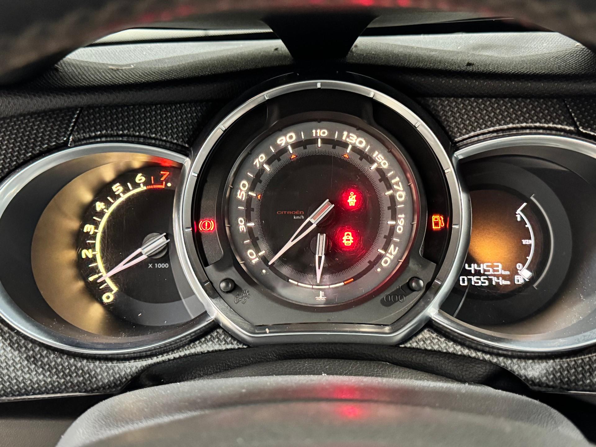 Foto numero 20 do veiculo Citroën DS3 Sport Chic 1.6 TB 16V 3p Mec.  - Vermelha - 2015/2016