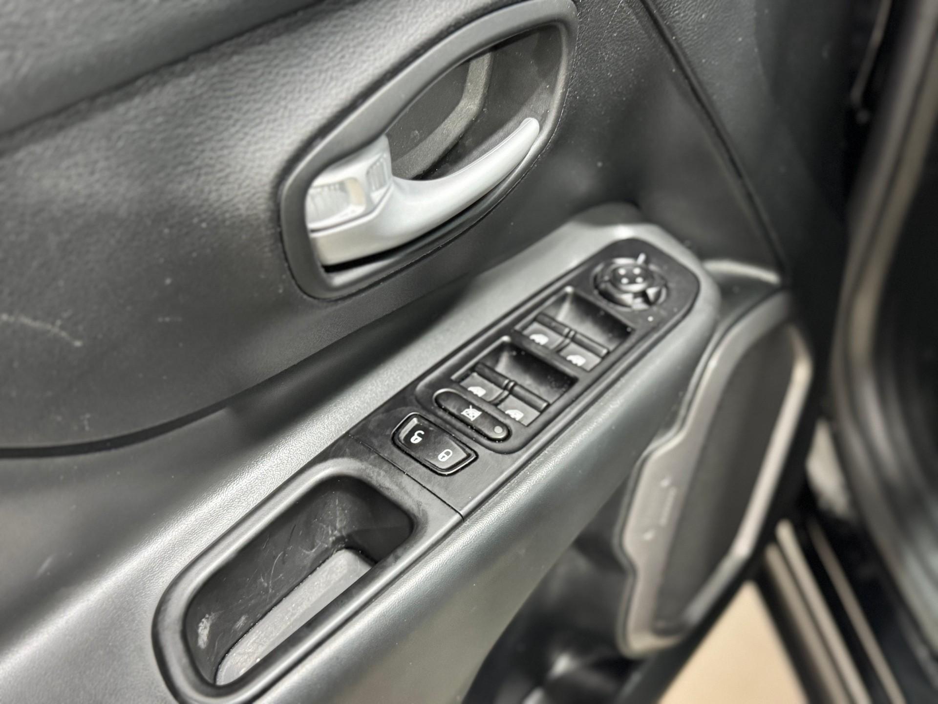 Foto numero 10 do veiculo Jeep Renegade Long. T270 1.3 TB 4x2 Flex Aut.  - Preta - 2024/2025