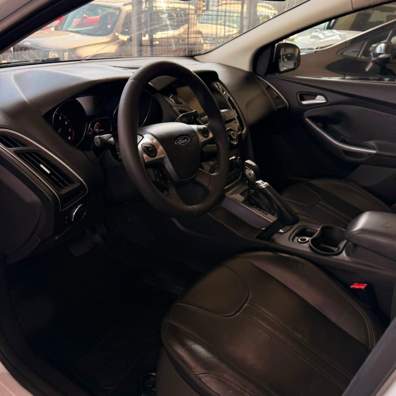 Foto numero 10 do veiculo Ford Focus Sed. TI./TI.Plus 2.0 16V Flex  Aut  - Branca - 2014/2015