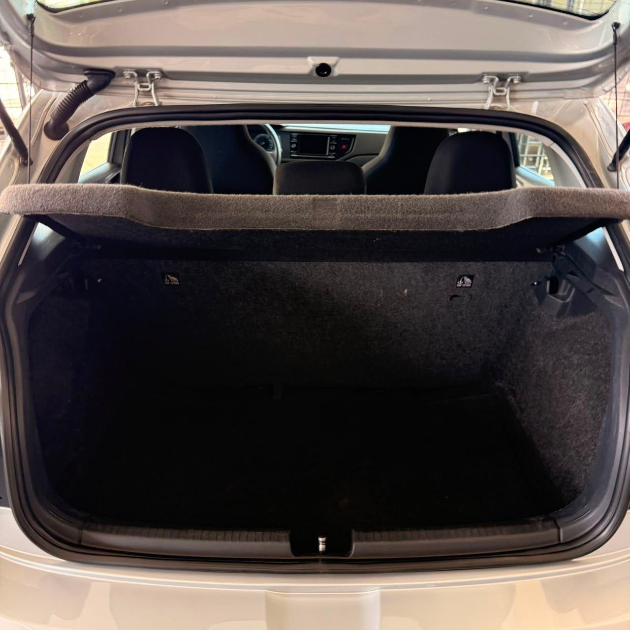 Foto numero 17 do veiculo Volkswagen Polo 1.0 MPI Flex 12V 5p  - Prata - 2023/2023
