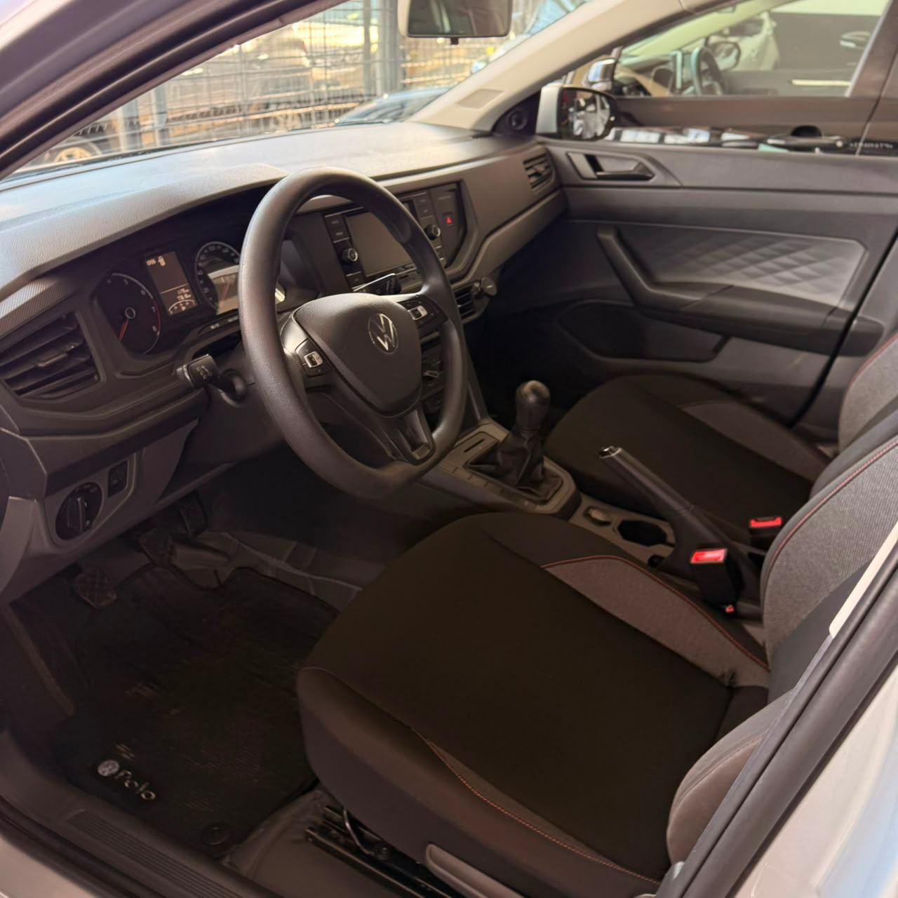 Foto numero 12 do veiculo Volkswagen Polo 1.0 MPI Flex 12V 5p  - Prata - 2023/2023