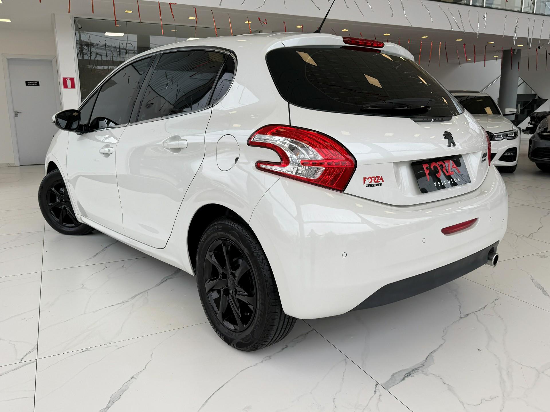 Foto numero 5 do veiculo Peugeot 208 Griffe 1.6 Flex 16V 5p Aut.  - Branca - 2014/2015