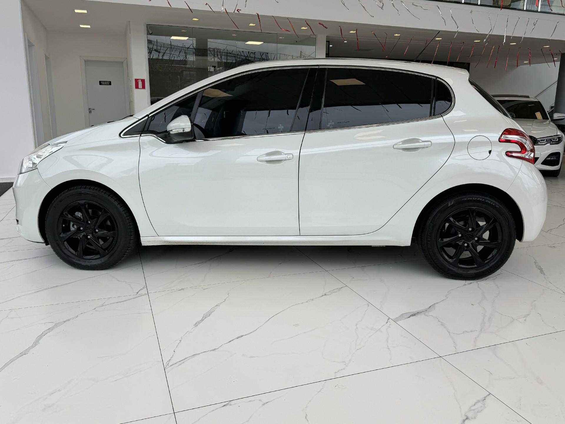 Foto numero 3 do veiculo Peugeot 208 Griffe 1.6 Flex 16V 5p Aut.  - Branca - 2014/2015