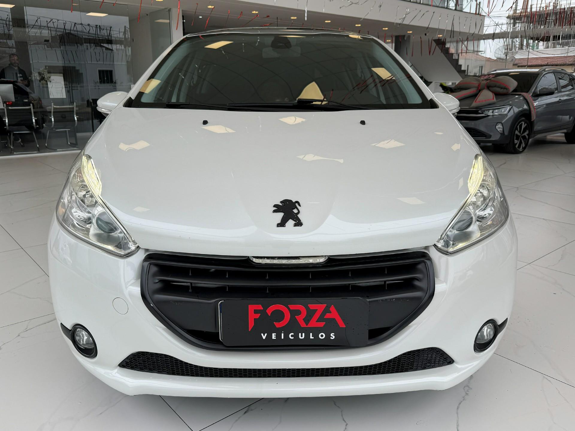 Foto numero 2 do veiculo Peugeot 208 Griffe 1.6 Flex 16V 5p Aut.  - Branca - 2014/2015