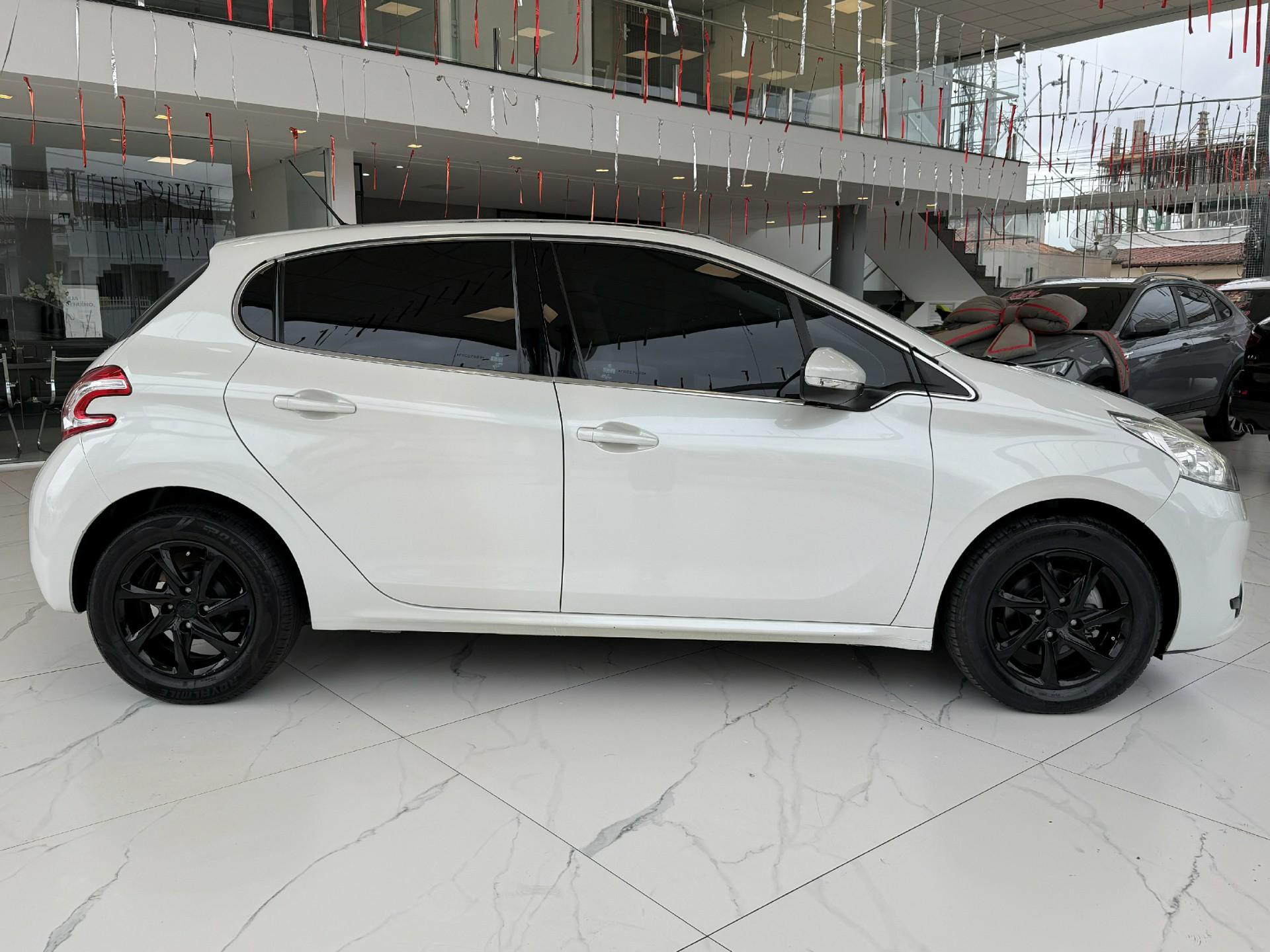 Foto numero 4 do veiculo Peugeot 208 Griffe 1.6 Flex 16V 5p Aut.  - Branca - 2014/2015