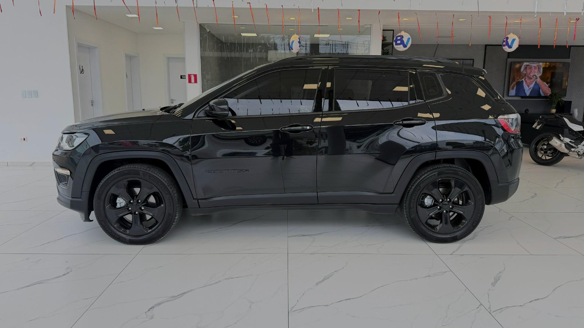 Foto numero 3 do veiculo Jeep Compass Night Eagle 2.0 4x2 Flex 16V Aut  - Preta - 2017/2018