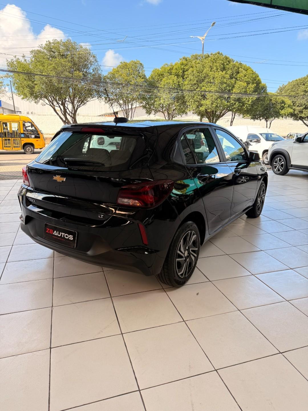 Foto numero 6 do veiculo Chevrolet Onix HATCH LT 1.0 12V Flex 5p Mec. - Preta - 2024/2025