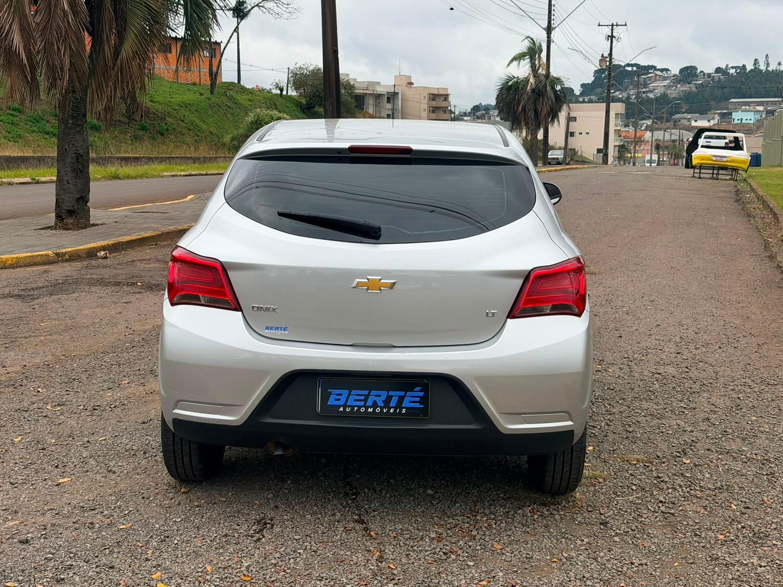 Foto numero 4 do veiculo Chevrolet Onix Hatch LT 1.0 FlexPower  - Prata - 2019/2019