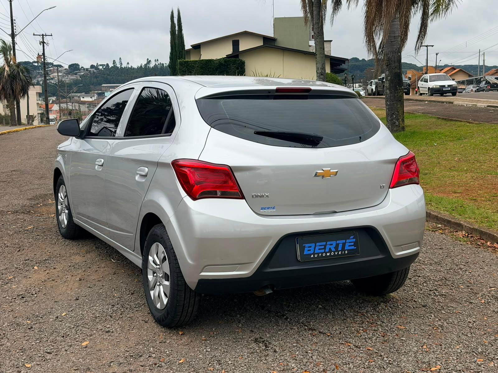 Foto numero 5 do veiculo Chevrolet Onix Hatch LT 1.0 FlexPower  - Prata - 2019/2019