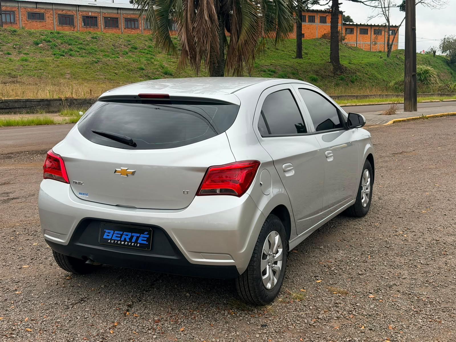 Foto numero 3 do veiculo Chevrolet Onix Hatch LT 1.0 FlexPower  - Prata - 2019/2019