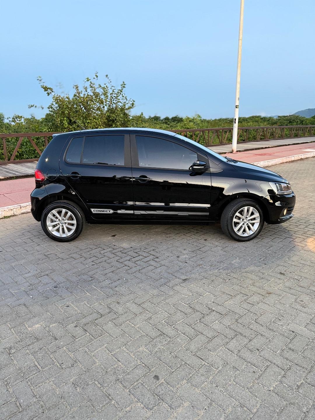 Foto numero 4 do veiculo Volkswagen Fox Connect 1.6 Flex 8V 5p  - Preta - 2018/2018