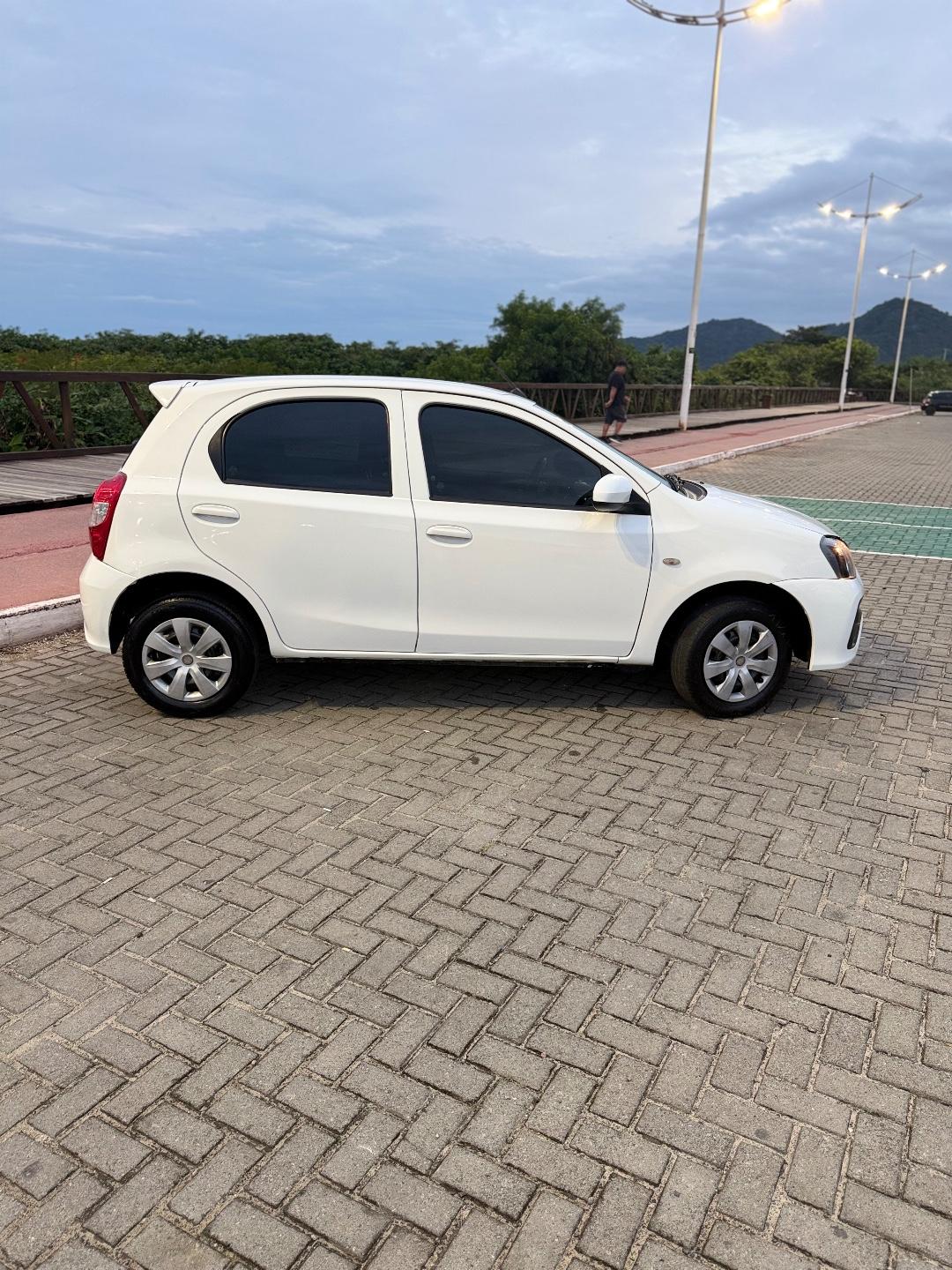 Foto numero 4 do veiculo Toyota Etios X 1.3 Flex 16V 5p Mec.  - Branca - 2018/2019