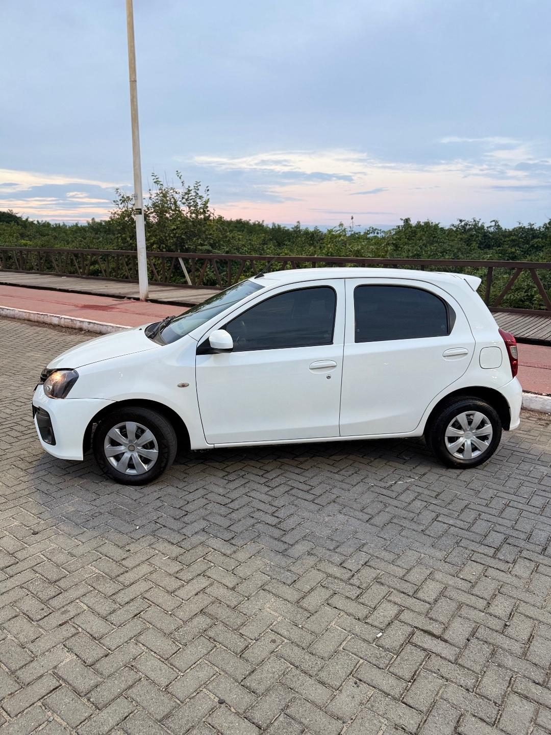 Foto numero 3 do veiculo Toyota Etios X 1.3 Flex 16V 5p Mec.  - Branca - 2018/2019