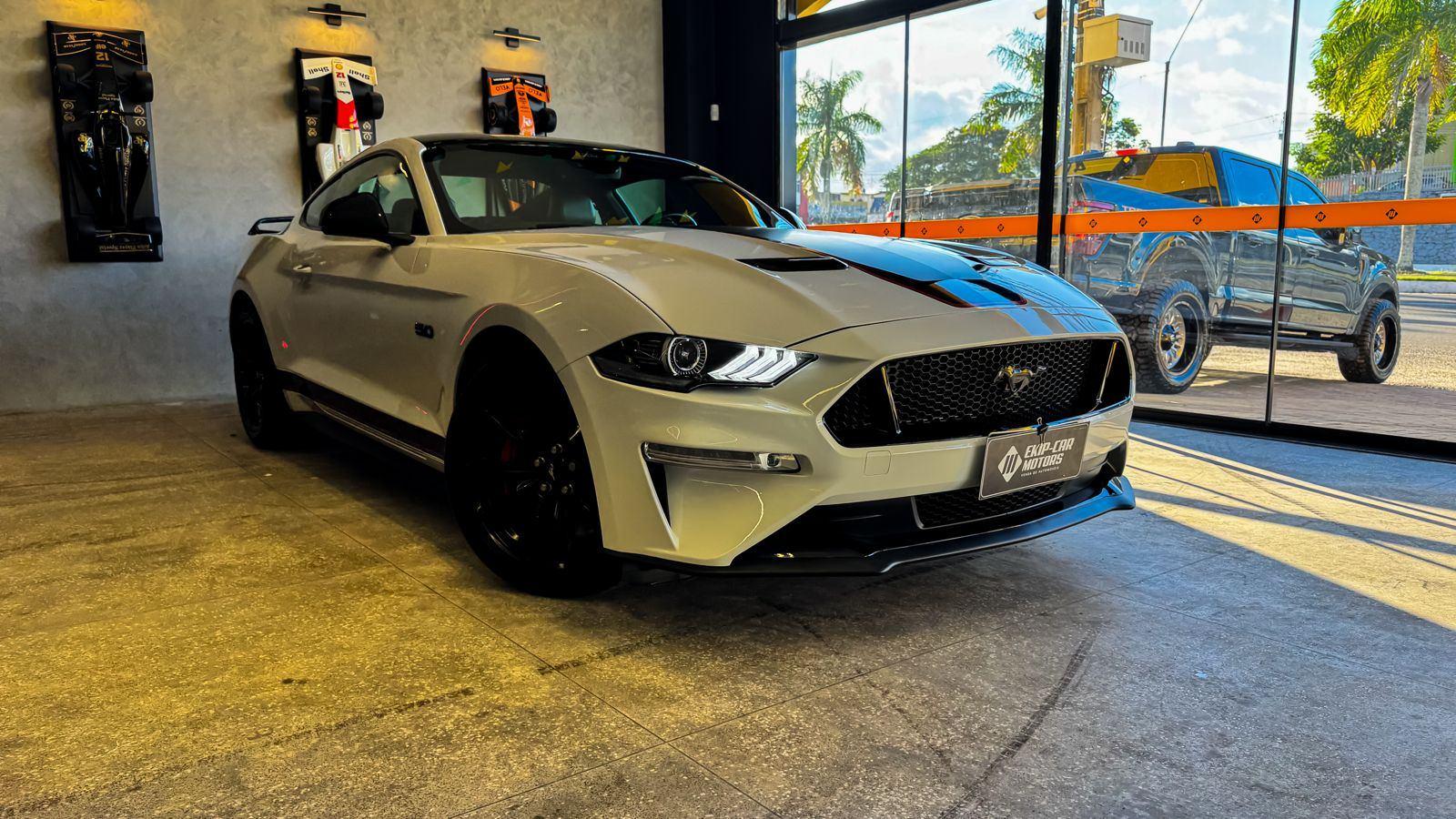 Foto numero 5 do veiculo Ford Mustang Black Shadow 5.0 V8  - Branca - 2020/2020