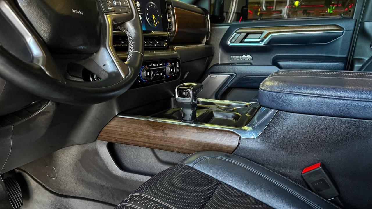 Foto numero 18 do veiculo Chevrolet Silverado High Country 5.3 V8 AWD Aut. - Cinza - 2023/2024