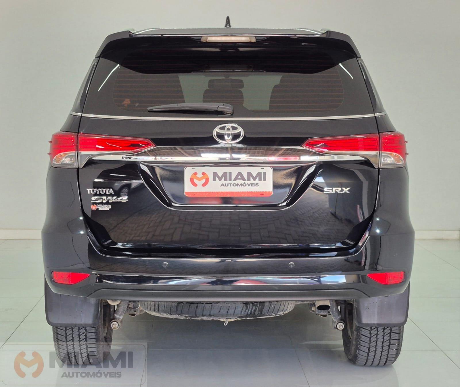 Foto numero 5 do veiculo Toyota Hilux SW4 SRX 2.8 4x4 com 7 lugares - Preta - 2017/2018