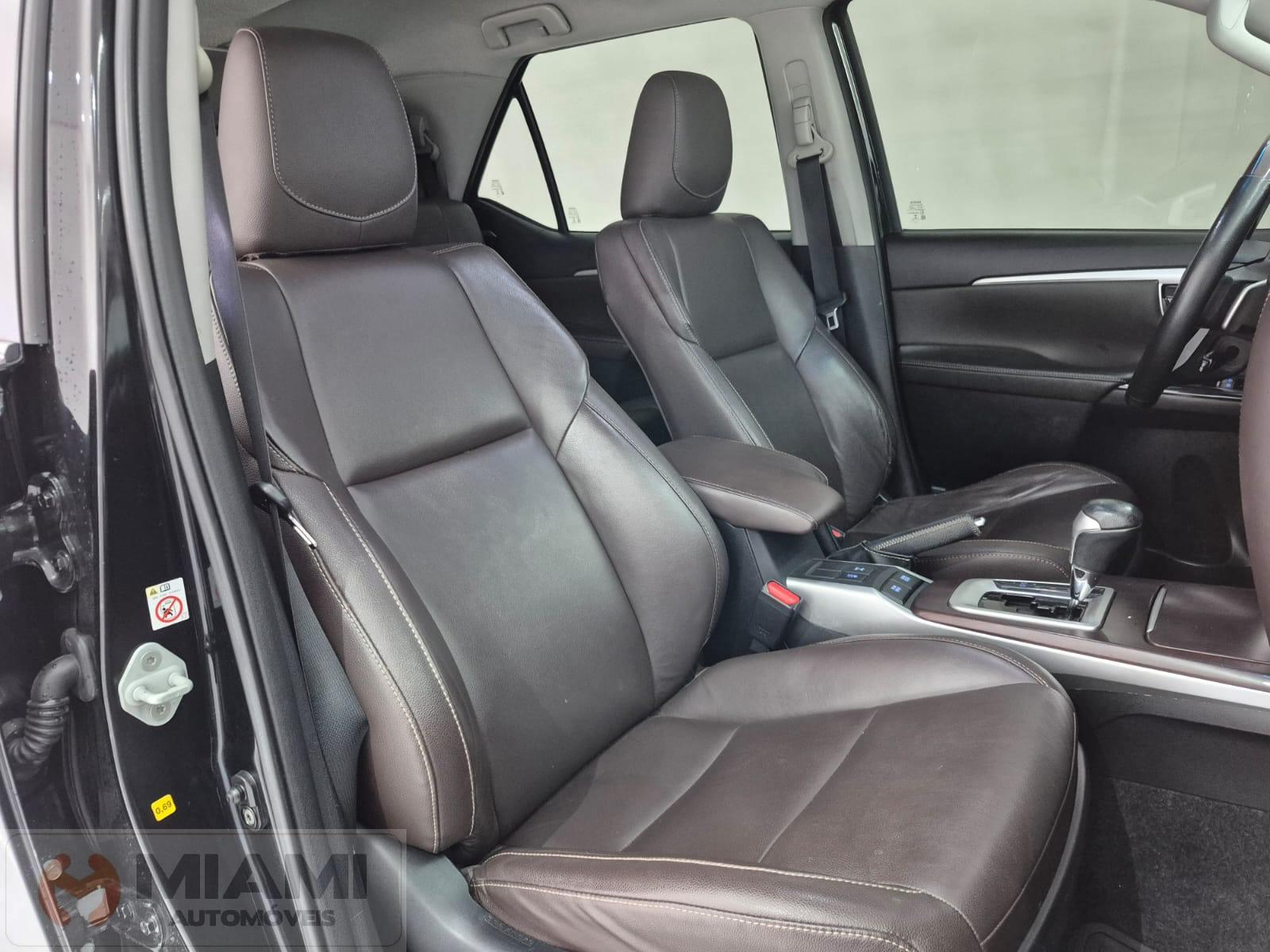 Foto numero 18 do veiculo Toyota Hilux SW4 SRX 2.8 4x4 com 7 lugares - Preta - 2017/2018