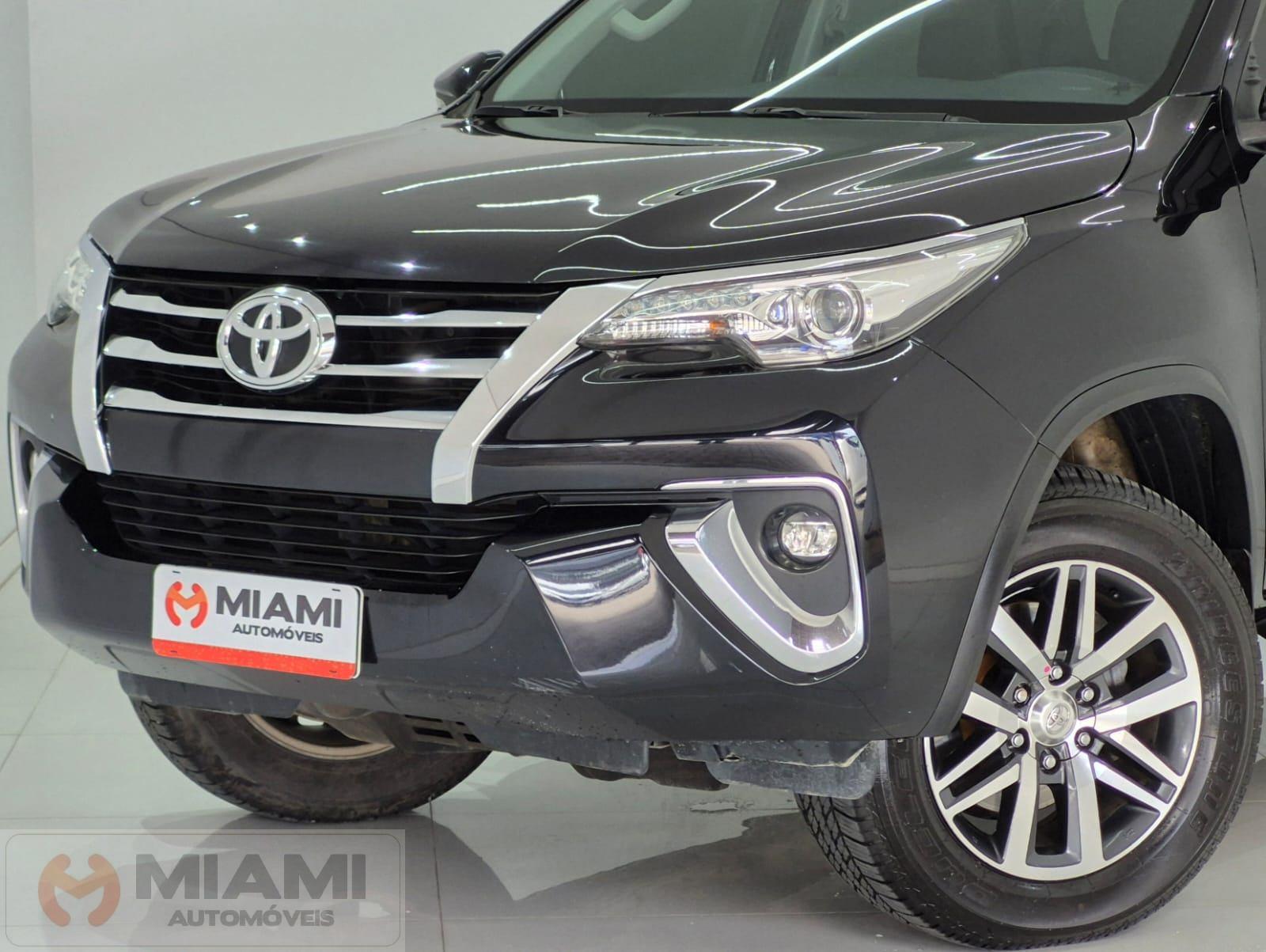Foto numero 1 do veiculo Toyota Hilux SW4 SRX 2.8 4x4 com 7 lugares - Preta - 2017/2018