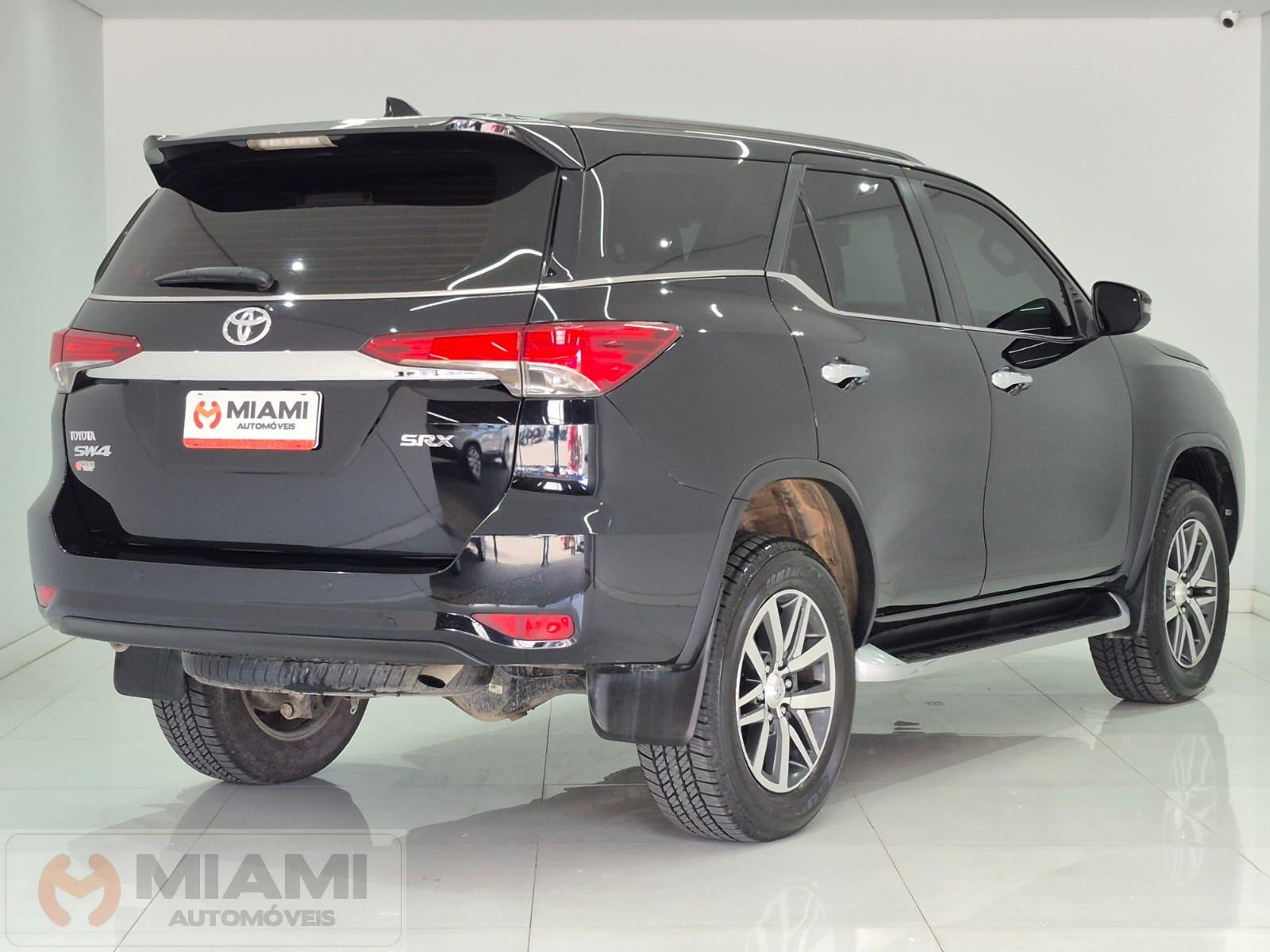 Foto numero 4 do veiculo Toyota Hilux SW4 SRX 2.8 4x4 com 7 lugares - Preta - 2017/2018