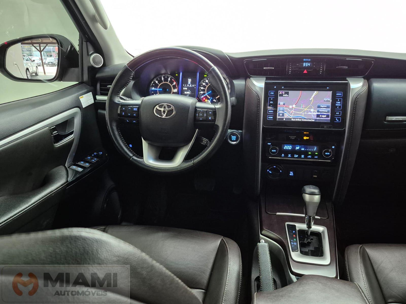 Foto numero 7 do veiculo Toyota Hilux SW4 SRX 2.8 4x4 com 7 lugares - Preta - 2017/2018