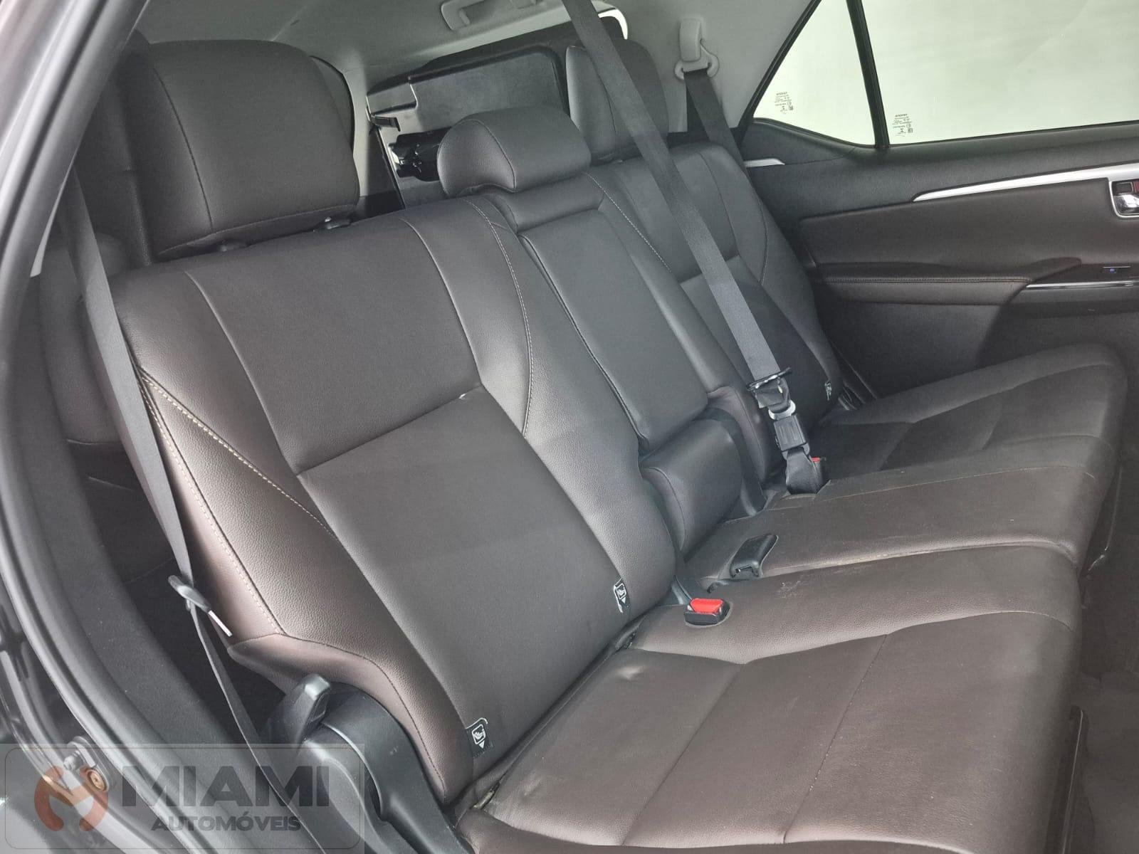 Foto numero 19 do veiculo Toyota Hilux SW4 SRX 2.8 4x4 com 7 lugares - Preta - 2017/2018