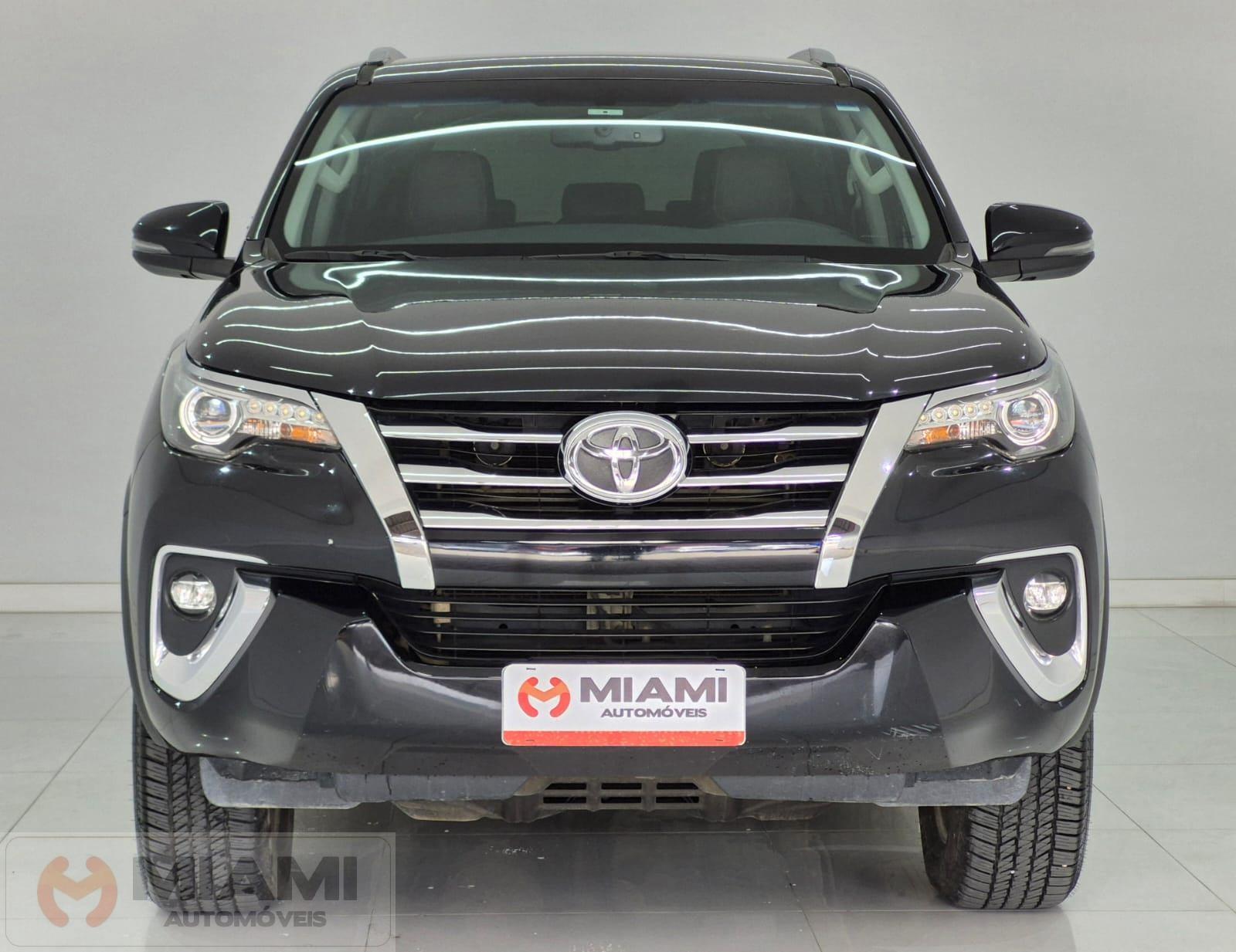 Foto numero 2 do veiculo Toyota Hilux SW4 SRX 2.8 4x4 com 7 lugares - Preta - 2017/2018