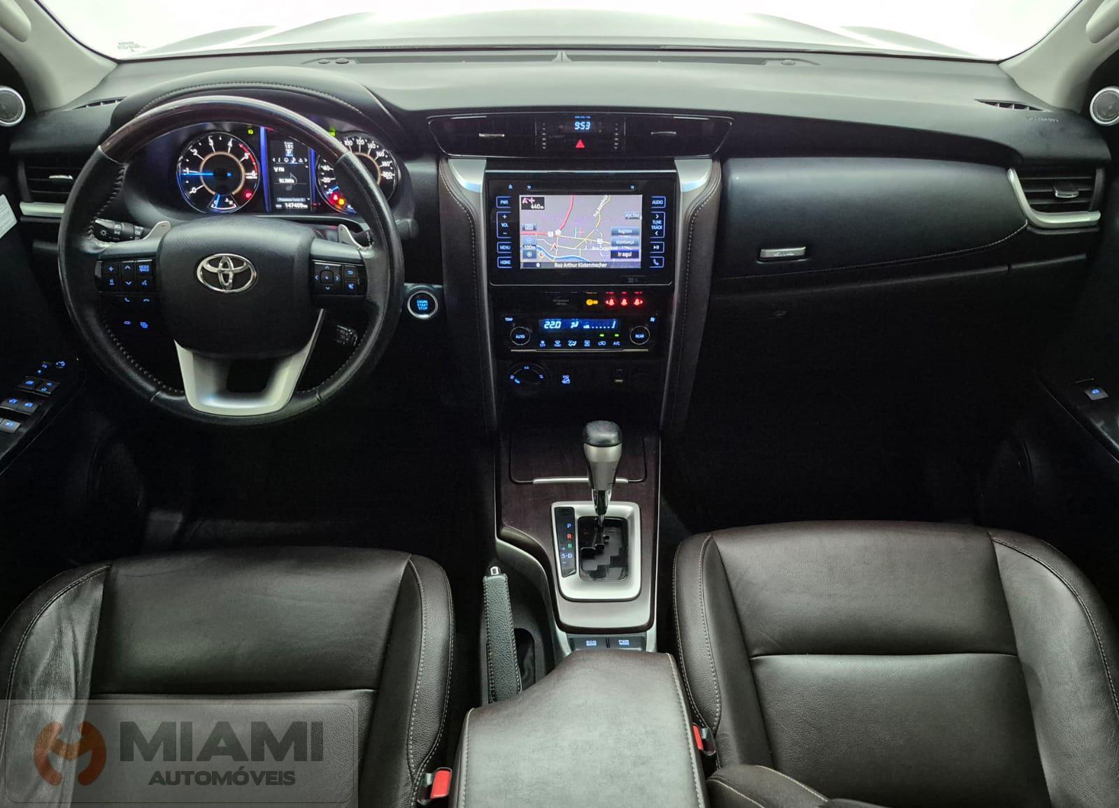 Foto numero 12 do veiculo Toyota Hilux SW4 SRX 2.8 4x4 com 7 lugares - Preta - 2017/2018