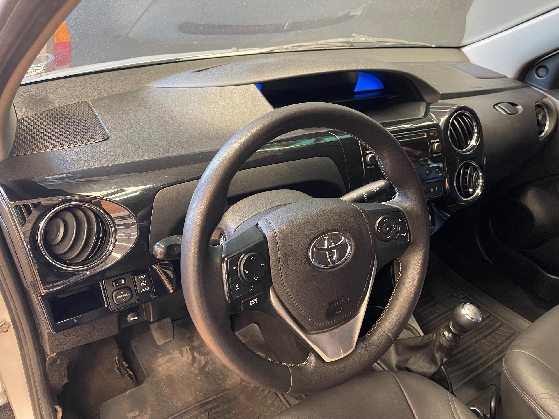 Foto numero 7 do veiculo Toyota Etios SD XS 15 MT - Prata - 2016/2017