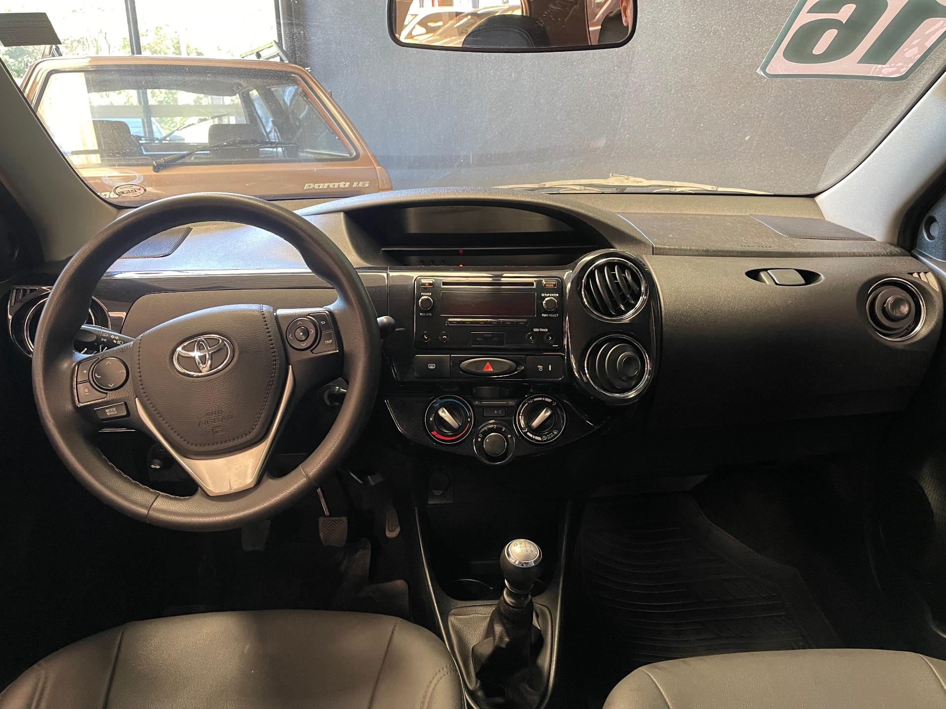 Foto numero 3 do veiculo Toyota Etios SD XS 15 MT - Prata - 2016/2017
