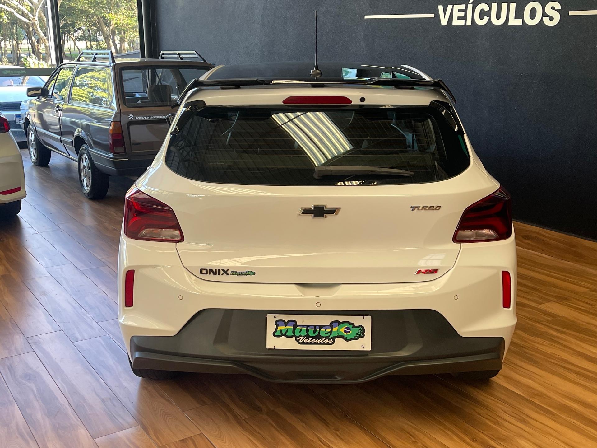 Foto numero 11 do veiculo Chevrolet Onix HEV/ 10TAT RS - Branca - 2021/2022
