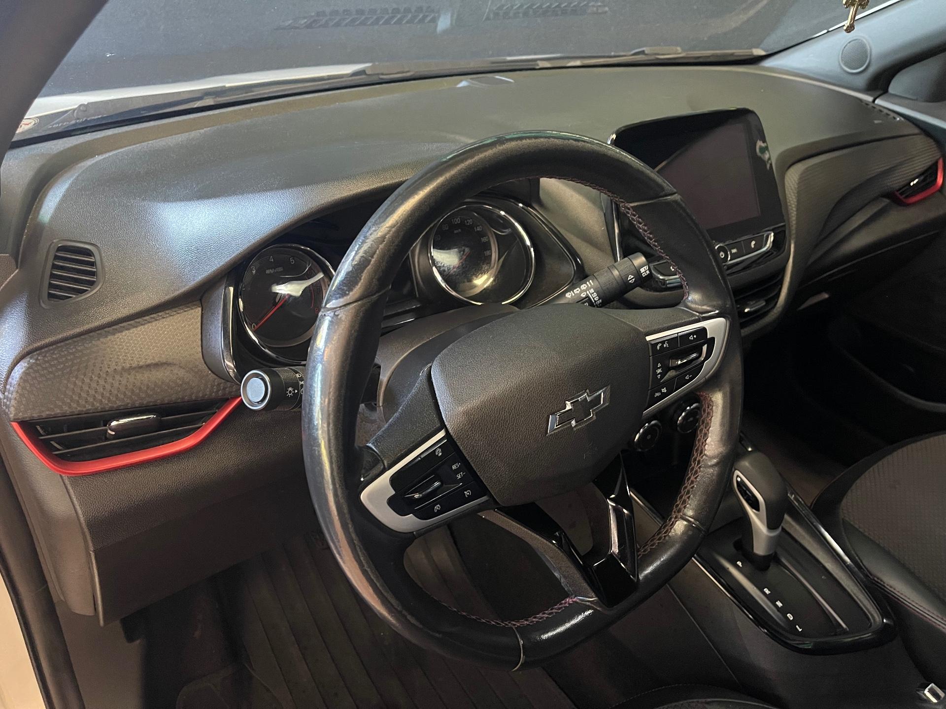 Foto numero 7 do veiculo Chevrolet Onix HEV/ 10TAT RS - Branca - 2021/2022